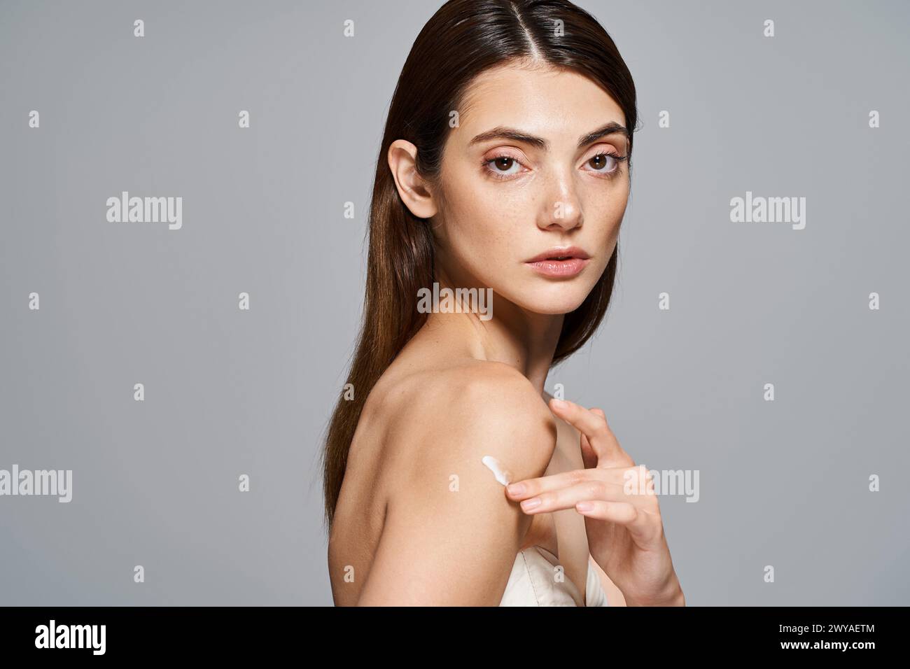 Photo attractive lady poses hi-res stock photography and images - Alamy