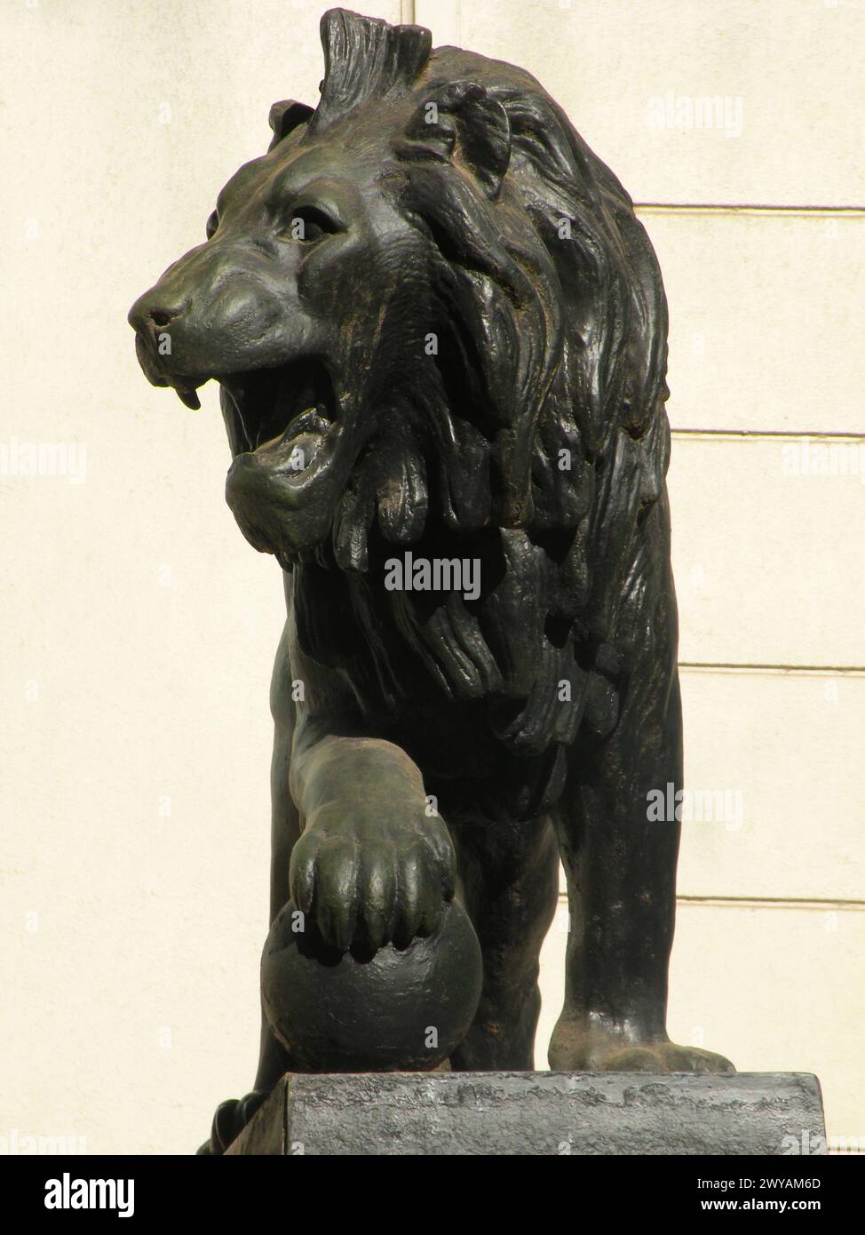 Bronze lion sculpture hi-res stock photography and images - Alamy