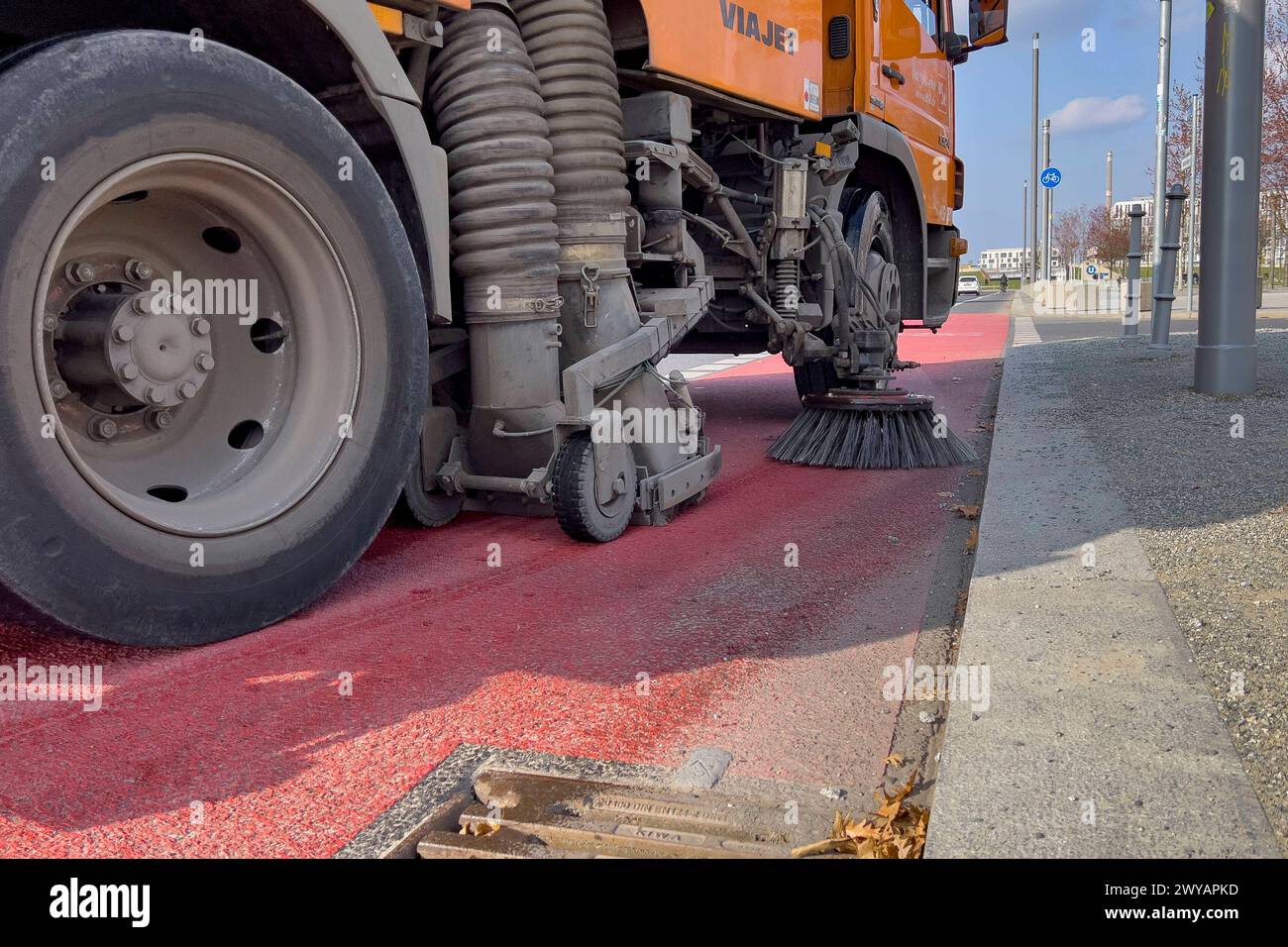 Kippenfalle Umwelt, Müll, Straßenreinigung: Eine Kehrmaschine fährt ...