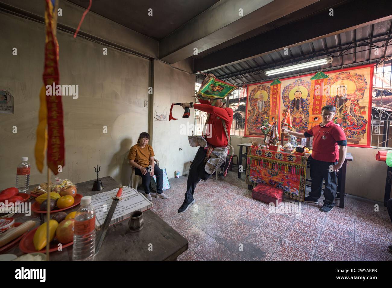 Chinese performing ancient ritual hi-res stock photography and images ...
