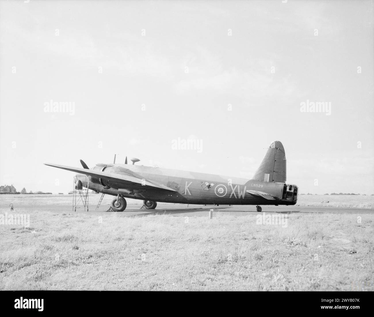 ROYAL AIR FORCE BOMBER COMMAND, 1942-1945. - Vickers Wellington Mark X, LN529 'XW-K', of No. 18 Operational Training Unit based at Finningley, Yorkshire, parked in a dispersal at Mount Farm, Oxfordshire, during engine repairs. , Royal Air Force, 18 Operational Training Unit Stock Photo