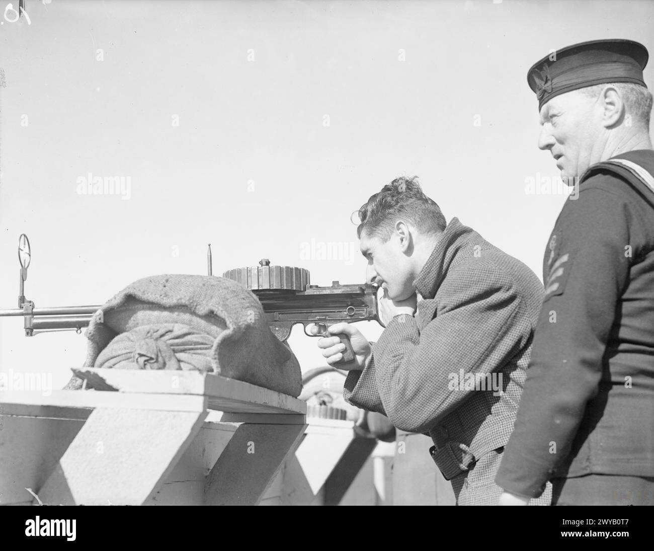 GUNNERY SCHOOL FOR INTER-ALLIED MERCHANT SEAMEN. 1 AND 2 APRIL 1942, LIVERPOOL. - A Merchant sailor firing a Lewis gun on the range. , Stock Photo