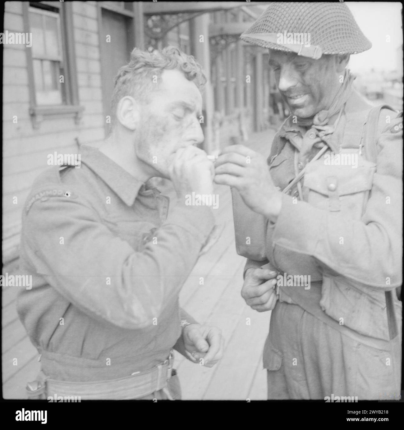 THE DIEPPE RAID, 19 AUGUST 1942 - Commandos have a cigarette after returning to Newhaven. , British Army, commandos Stock Photo