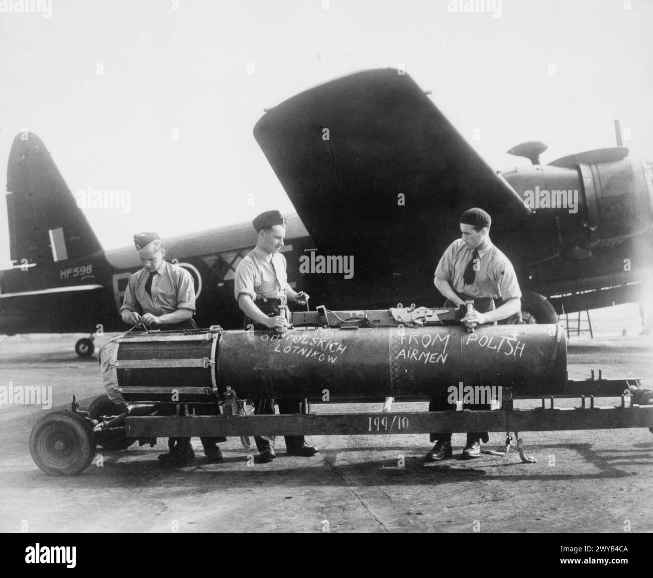 THE POLISH AIR FORCE IN BRITAIN, 1940-1947 - Giant mine is suitably inscribed before it's loaded into a waiting Vickers Wellington bomber (BH-E, HF598) of No. 300 Polish Bomber Squadron. The message on the mine reads: 'Od polskich lotników - From Polish Airmen' both in Polish and English. RAF Faldingworth, 25 May 1944. , Polish Air Force, Polish Air Force, 300 'Land of Masovia' Bomber Squadron Stock Photo