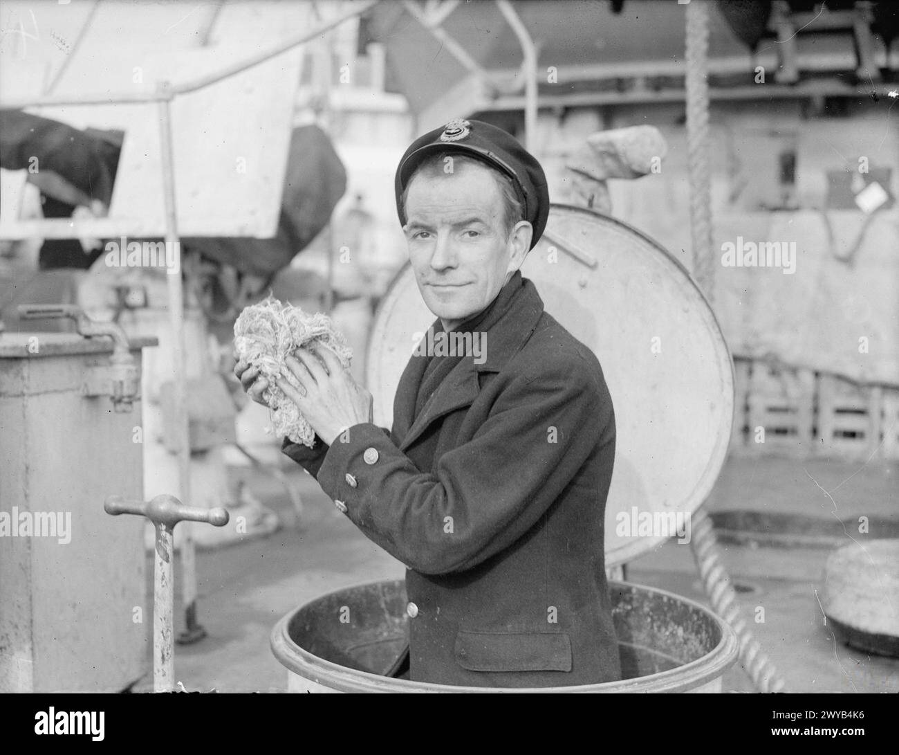 GLASGOW MAN WITH HMS BULLDOG. 11 NOVEMBER 1943, PORTSMOUTH. - Engine room Artificer James Robb, from Glasgow, member of the crew of HMS BULLDOG, a Beagle Class destroyer. , Stock Photo