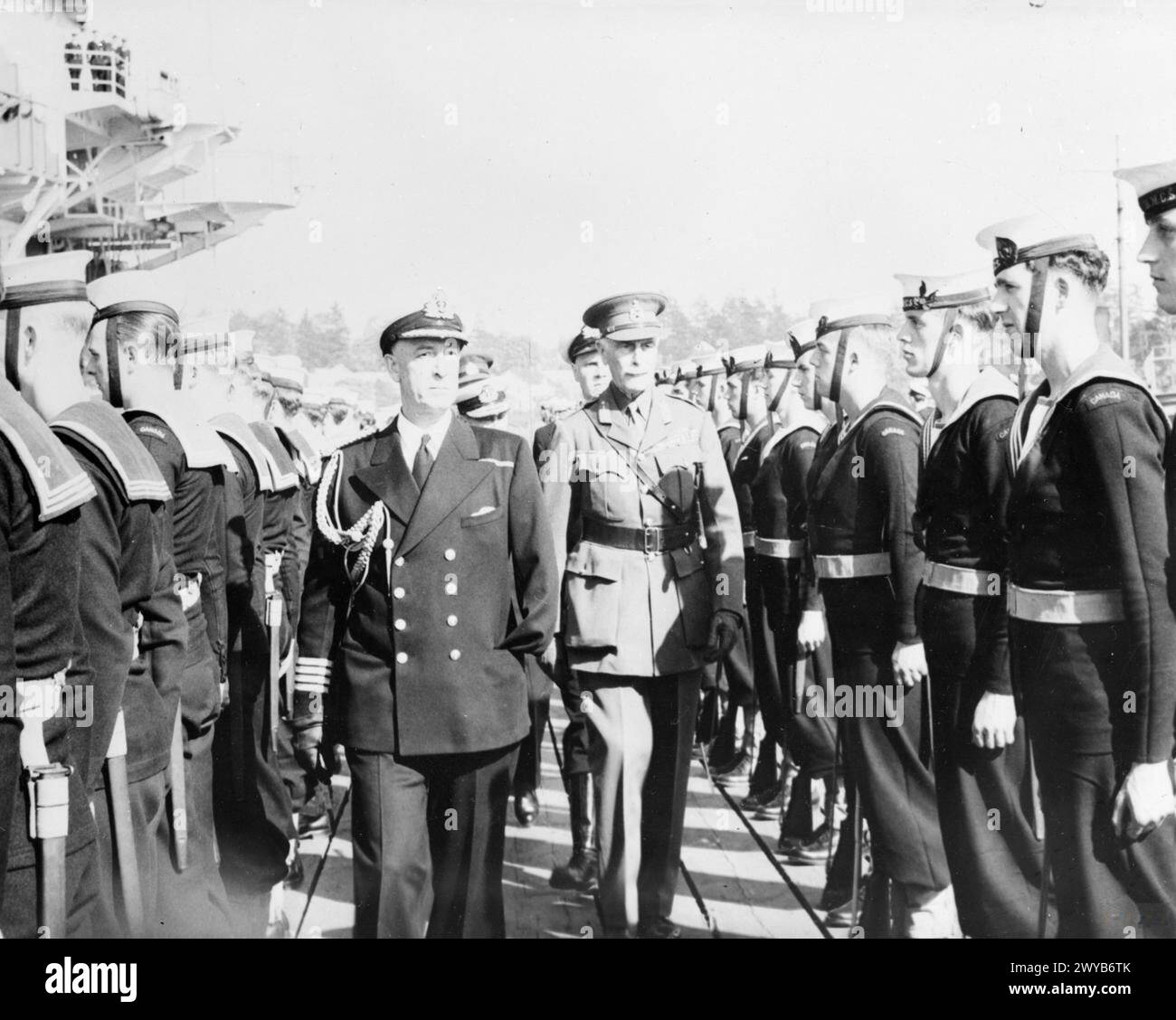 WITH THE SMITER. JUNE 1944, ON BOARD THE ESCORT CARRIER HMS SMITER, WHICH WAS VISITED BY THE GOVERNOR GENERAL OF CANADA, THE EARL OF ATHLONE, WHEN SHE CALLED AT THE CANADIAN PORT OF VANCOUVER. LATER THE SMITER RETURNED TO BRITAIN WITH A CONSIGNMENT OF AIRCRAFT FOR THE FLEET AIR ARM. - Governor General of Canada inspecting the Guard of Honour of Canadian ratings. , Stock Photo