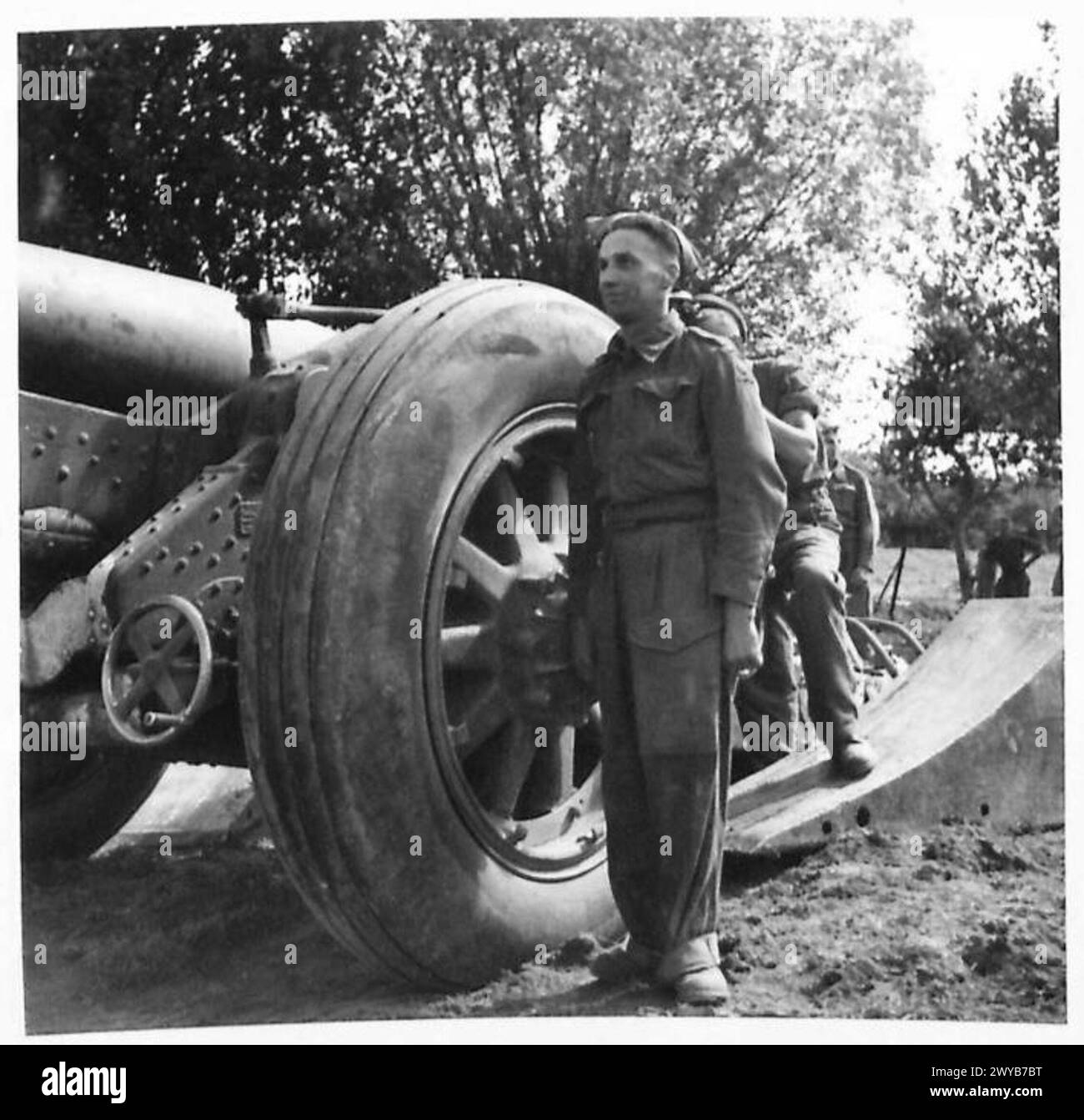 Howitzer Gunner 7.2 HOWITZER GUN IN ACTION - Original wartime caption: Borne idea of ...