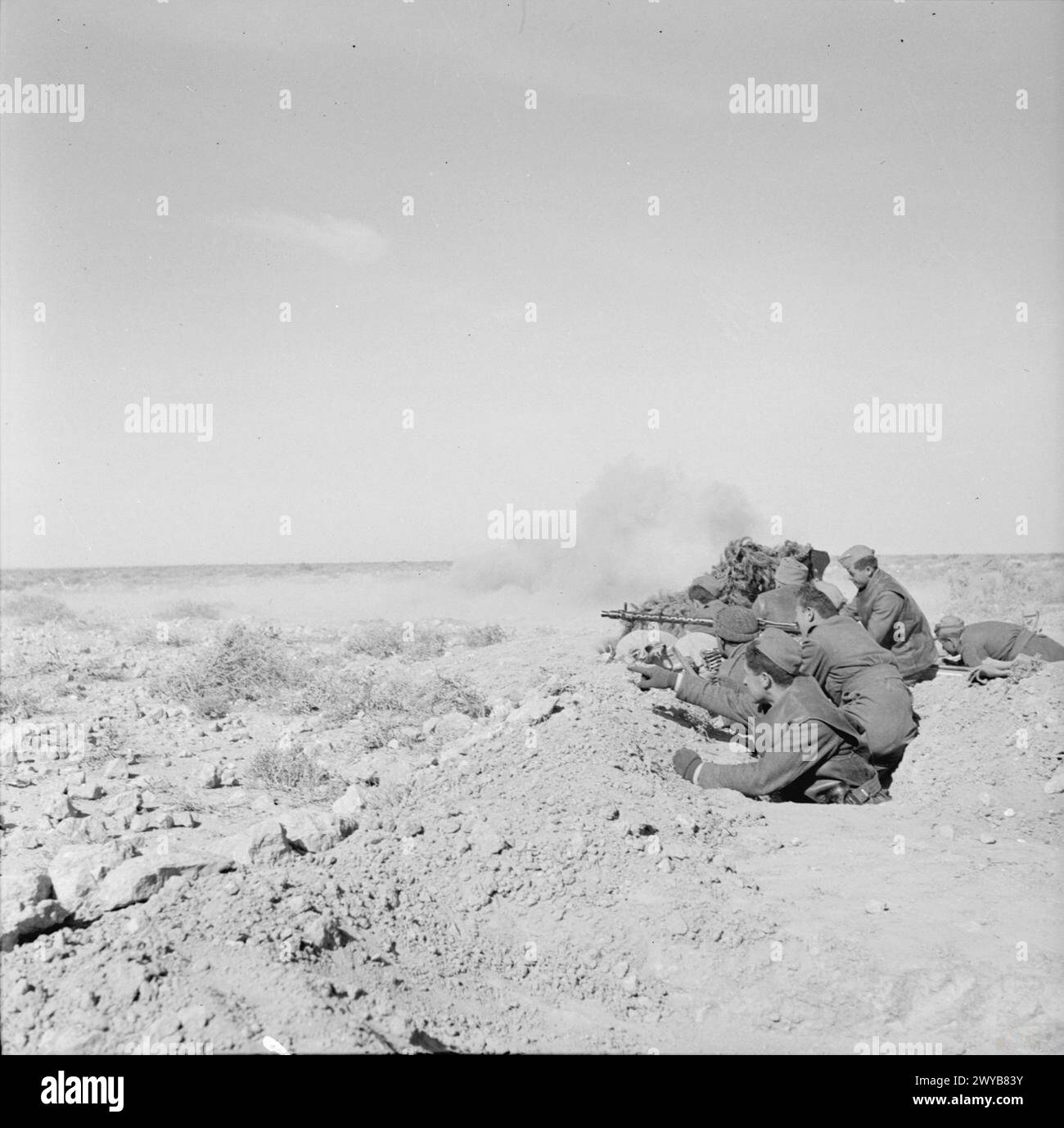 THE POLISH ARMY IN THE WESTERN DESERT CAMPAIGN, 1940-1942 - Troops of (probably) the Independent Heavy Machine Gun Company firing a captured German MG34 machine gun from an advanced post. These pictures taken at the extreme forward positions around Carmuset er Regem (Karmusat ar Rijam) area near Gazala, show infantry and artillery units of the Polish Independent Carpathian Rifles Brigade facing German and Italian forces. , British Army, Polish Army, Polish Armed Forces in the West, Independent Carpathian Rifles Brigade, Polish Armed Forces in the West, Polish Independent Carpathian Rifles Brig Stock Photo