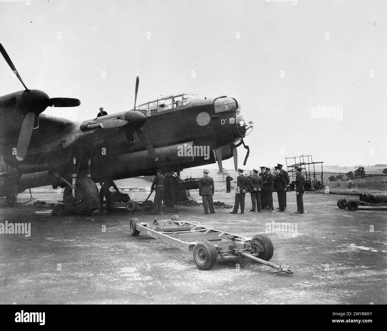 ROYAL AIR FORCE 1939-1945: BOMBER COMMAND - The Duke of Gloucester, Governor-General Designate of the Commonwealth of Australia (standing fourth from right), watches armourers bombing up Lancaster I LL964/AR-D2 of No 460 Squadron, RAAF, during his visit to Binbrook in July 1944. , Henry, Prince (Duke of Gloucester), Royal Australian Air Force, 40 Squadron Stock Photo