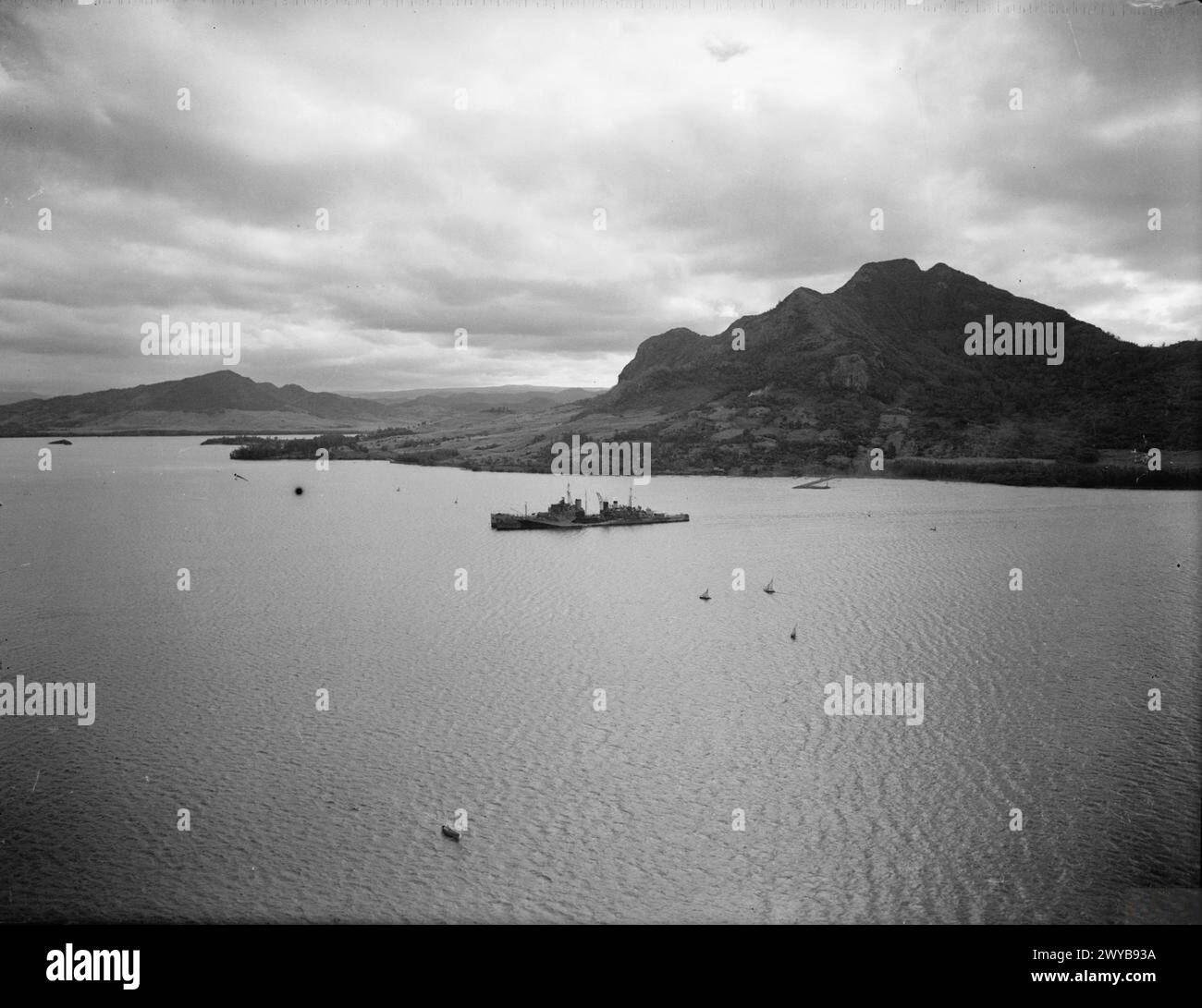 HMS MAURITIUS, A FIJI CLASS CRUISER AT SEA. AUGUST 1942. HMS