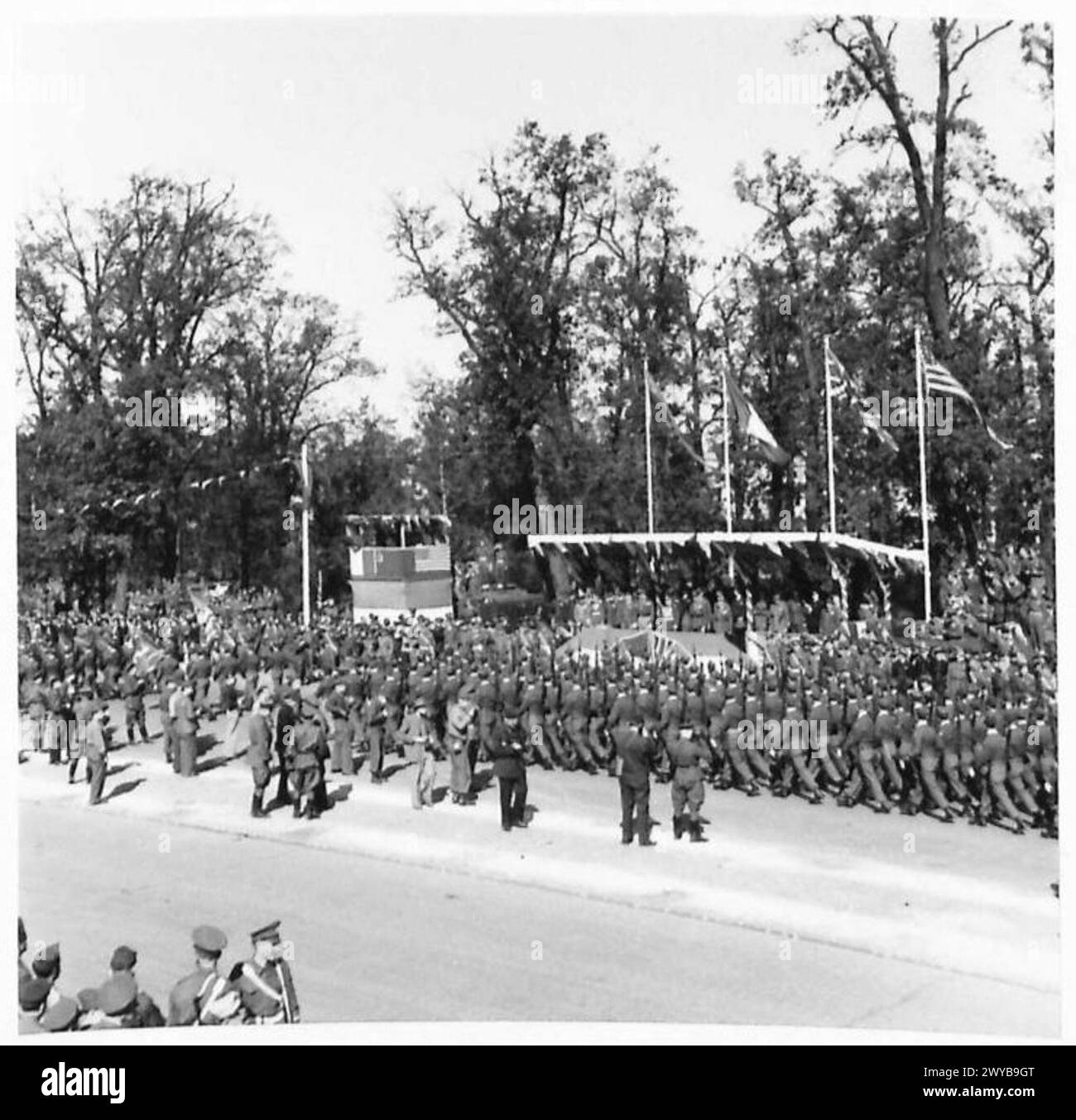 'V.J.' DAY : FOUR NATIONS PARADE - Original wartime caption: U.S. Infantry pass the saluting base. Photographic negative , British Army of the Rhine Stock Photo
