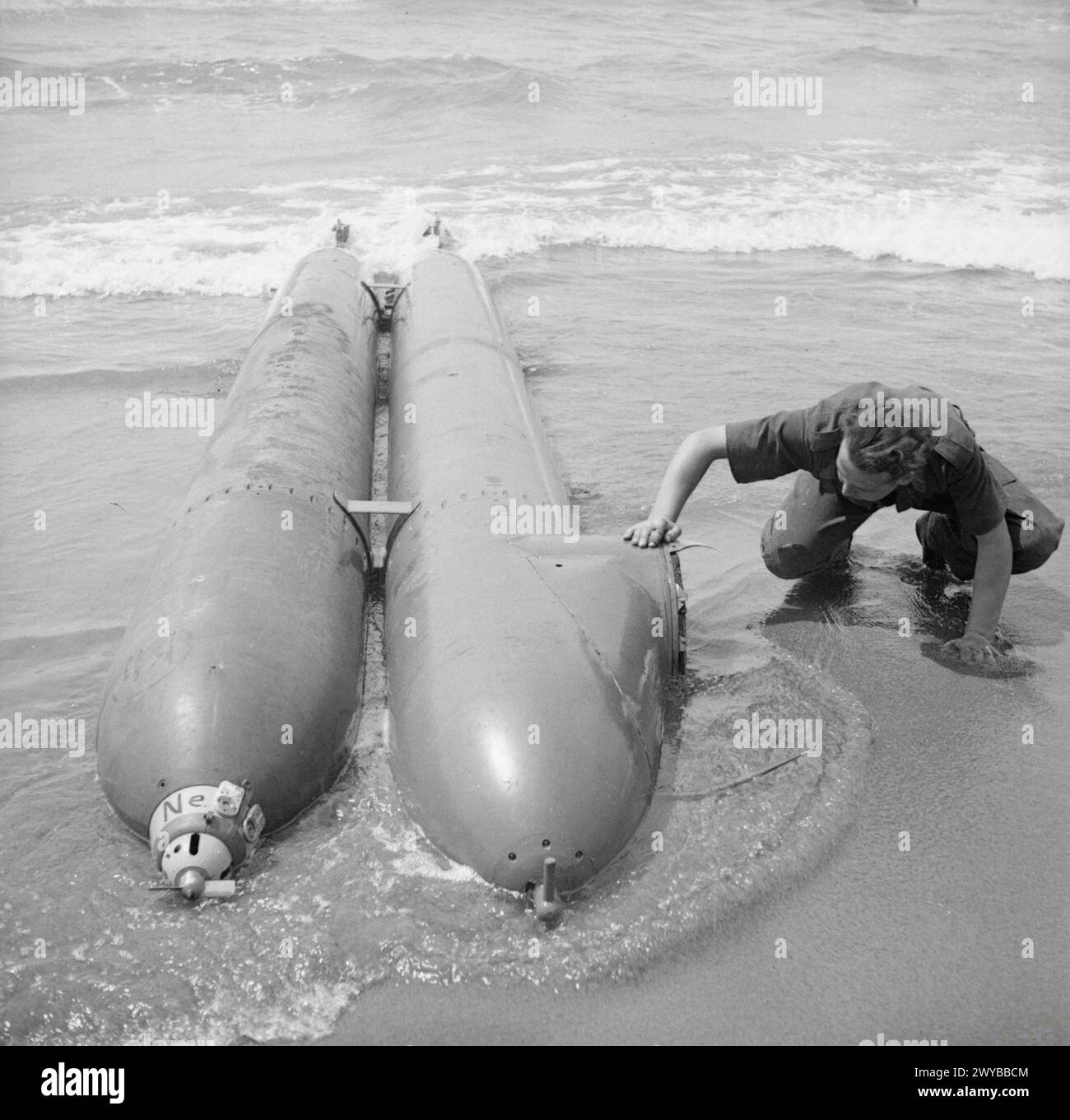 FIFTH ARMV : ANZIO BRIDGEHEAD FIRST USE OF GERMAN MAN-PROPELLED ...