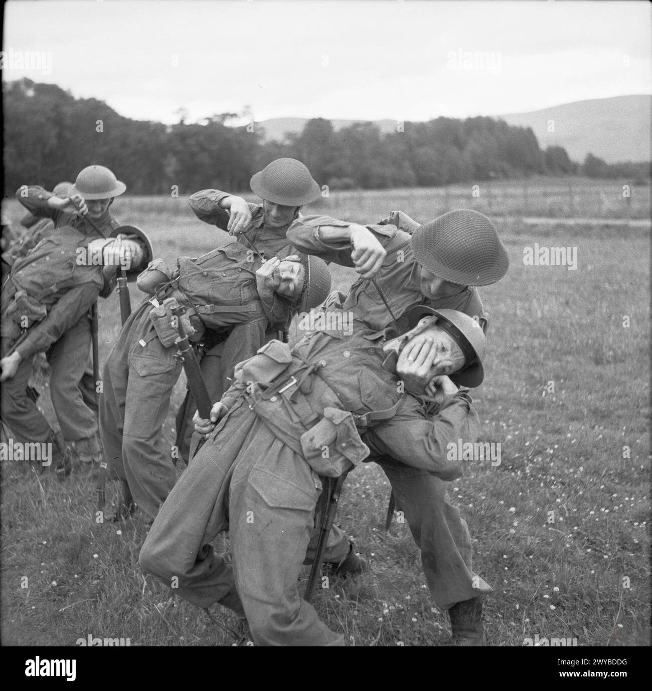 THE HOME GUARD DURING THE SECOND WORLD WAR - Home Guard soldiers practise close-quarter combat with commando knives at the Commando Basic Training Centre at Achnacarry in the Highlands of Scotland, 26 July 1943. , Home Guard Stock Photo