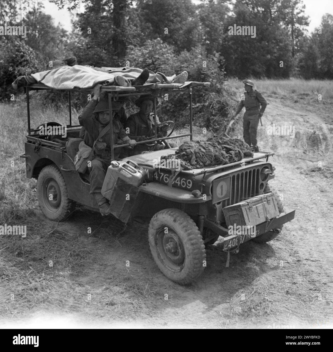 British soldiers carrying casualty hi-res stock photography and images ...