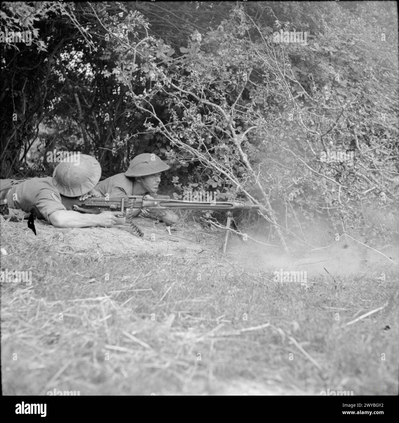 THE BRITISH ARMY IN NORMANDY 1944 - Pupils firing the German MG42 machine-gun at 59th Division's school for potential NCOs at Vienne-en-Bessin, 1 August 1944. , British Army, 59th Division Stock Photo