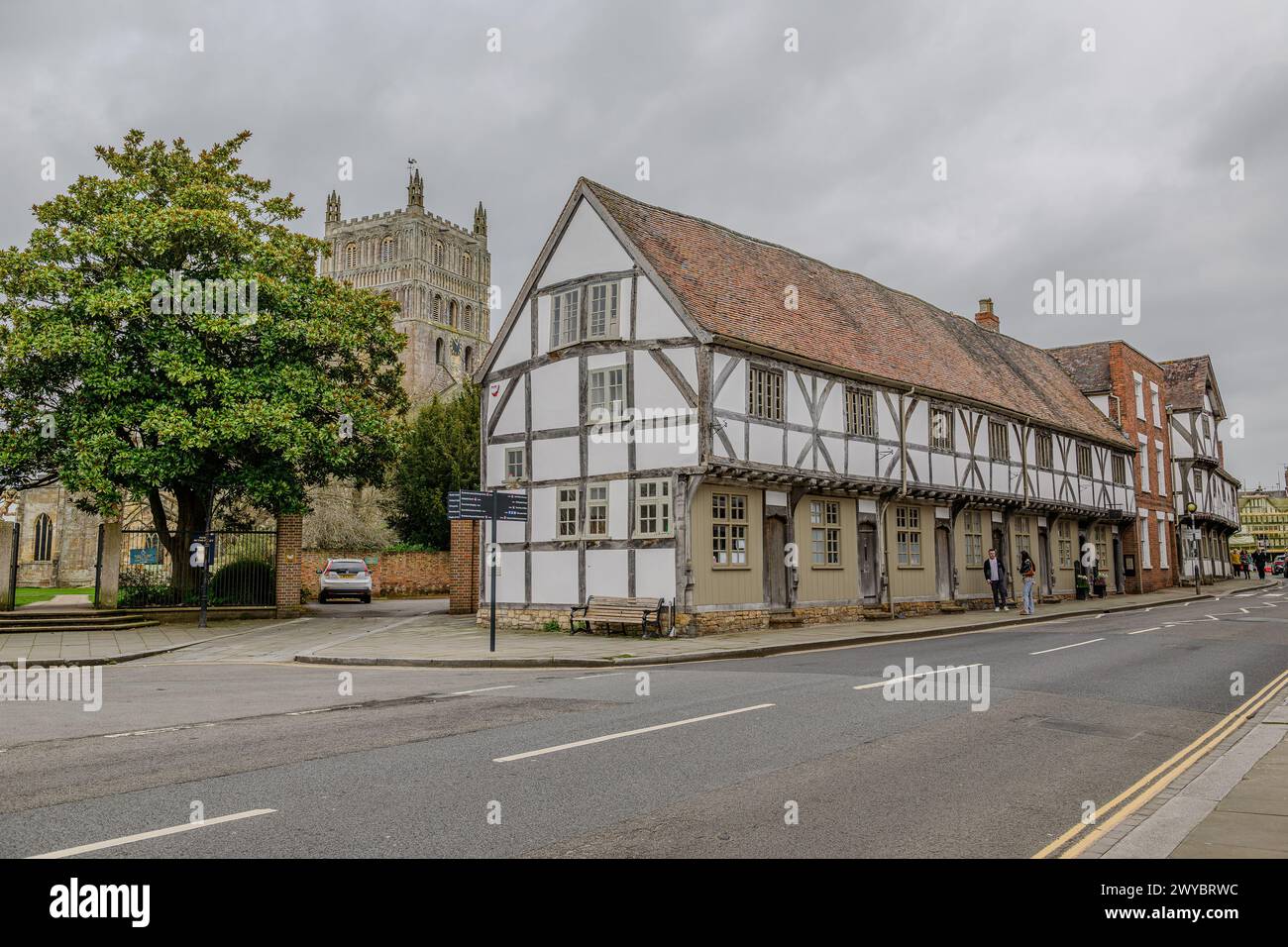Old english town riverside hi-res stock photography and images - Alamy