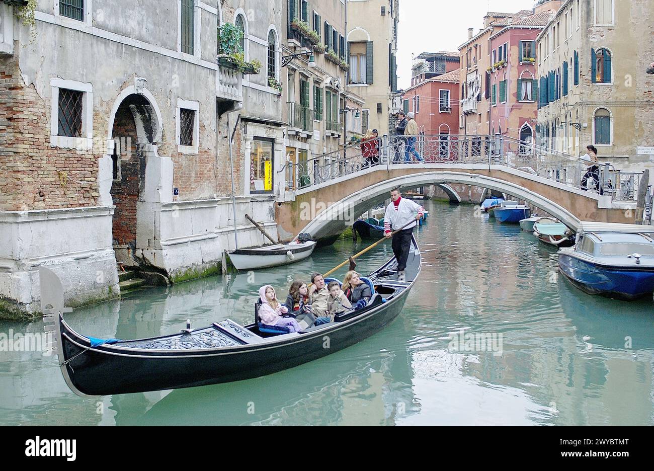 Cargo boat venice canal gondolas hi-res stock photography and images ...