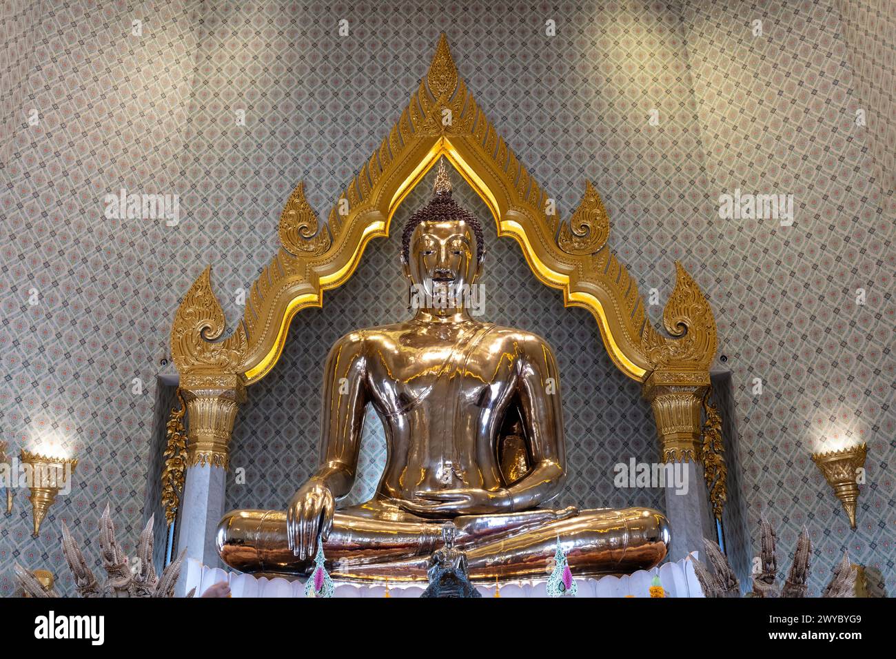 Solid gold Buddha statue in Wat Traimit (Temple of the Golden Buddha ...