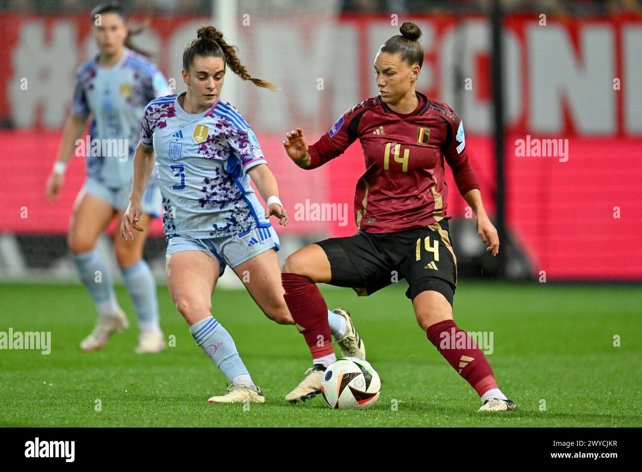 Leuven, Belgium. 05th Apr, 2024. Spain's Teresa Abelleira and Belgium's Jassina Blom fight for the ball during a soccer game between Belgium's national women's team the Red Flames and Spain, on Friday 05 April 2024 in Heverlee, Leuven, match 1/6 of the qualifications of the 2025 European Championships. BELGA PHOTO DAVID CATRY Credit: Belga News Agency/Alamy Live News Stock Photo