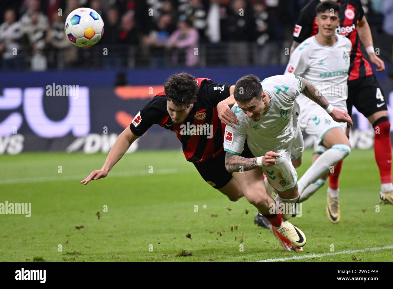 05 April 2024, Hesse, Frankfurt/Main: Soccer: Bundesliga, Eintracht Frankfurt - SV Werder Bremen, Matchday 28, Deutsche Bank Park. Frankfurt's Nacho Ferri (l) and Bremen's Marco Friedl in a header duel. IMPORTANT NOTE: In accordance with the regulations of the DFL German Football League and the DFB German Football Association, it is prohibited to use or have used photographs taken in the stadium and/or of the match in the form of sequential images and/or video-like photo series. Photo: Arne Dedert/dpa Credit: dpa picture alliance/Alamy Live News Stock Photo