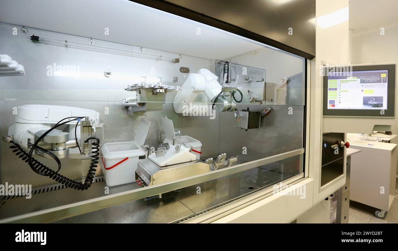 Kiro Oncology, Robotic selfcleaning hood for the compounding of