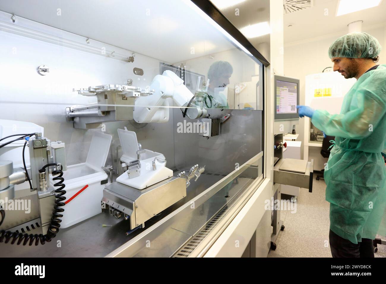 Kiro Oncology, Robotic selfcleaning hood for the compounding of