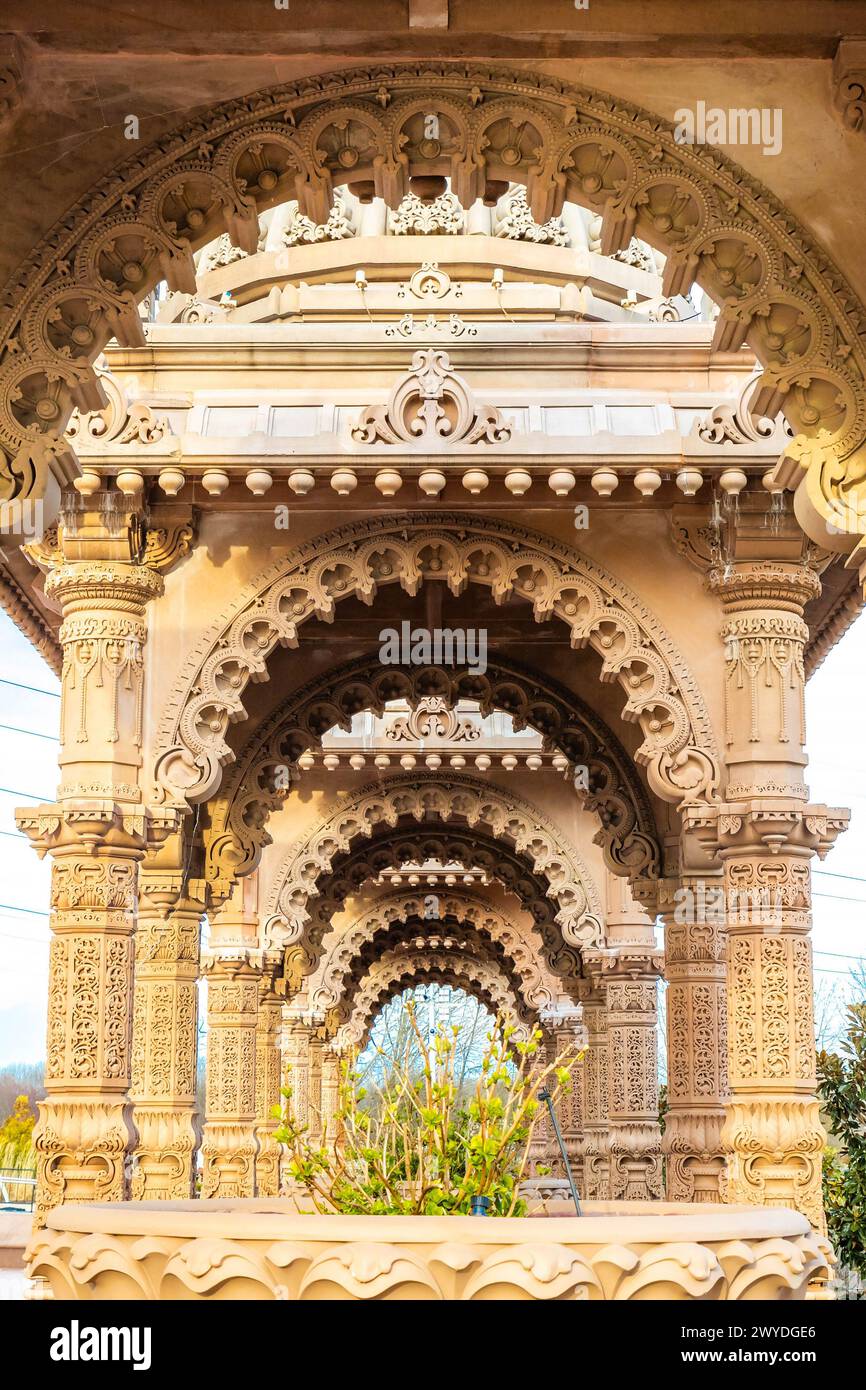 Beautiful decorated arch at BAPS Swaminarayan Akshardham temple with nobody Stock Photo