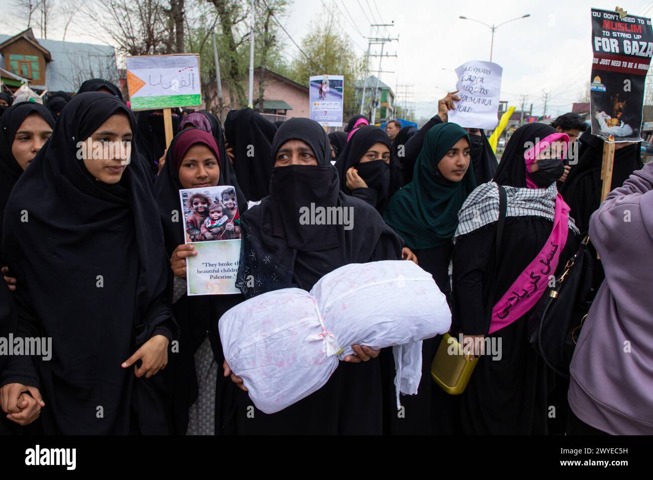 Srinagar, India. 05th Apr, 2024. A Muslim woman carries a simulated ...