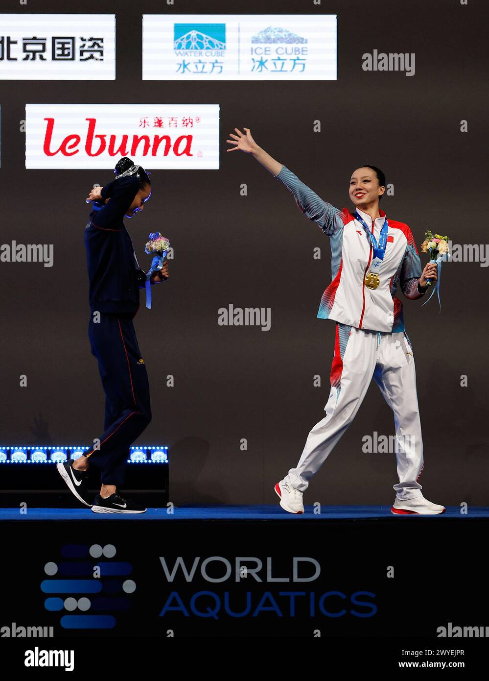 (240406) -- BEIJING, April 6, 2024 (Xinhua) -- Xu Huiyan (R) of China ...