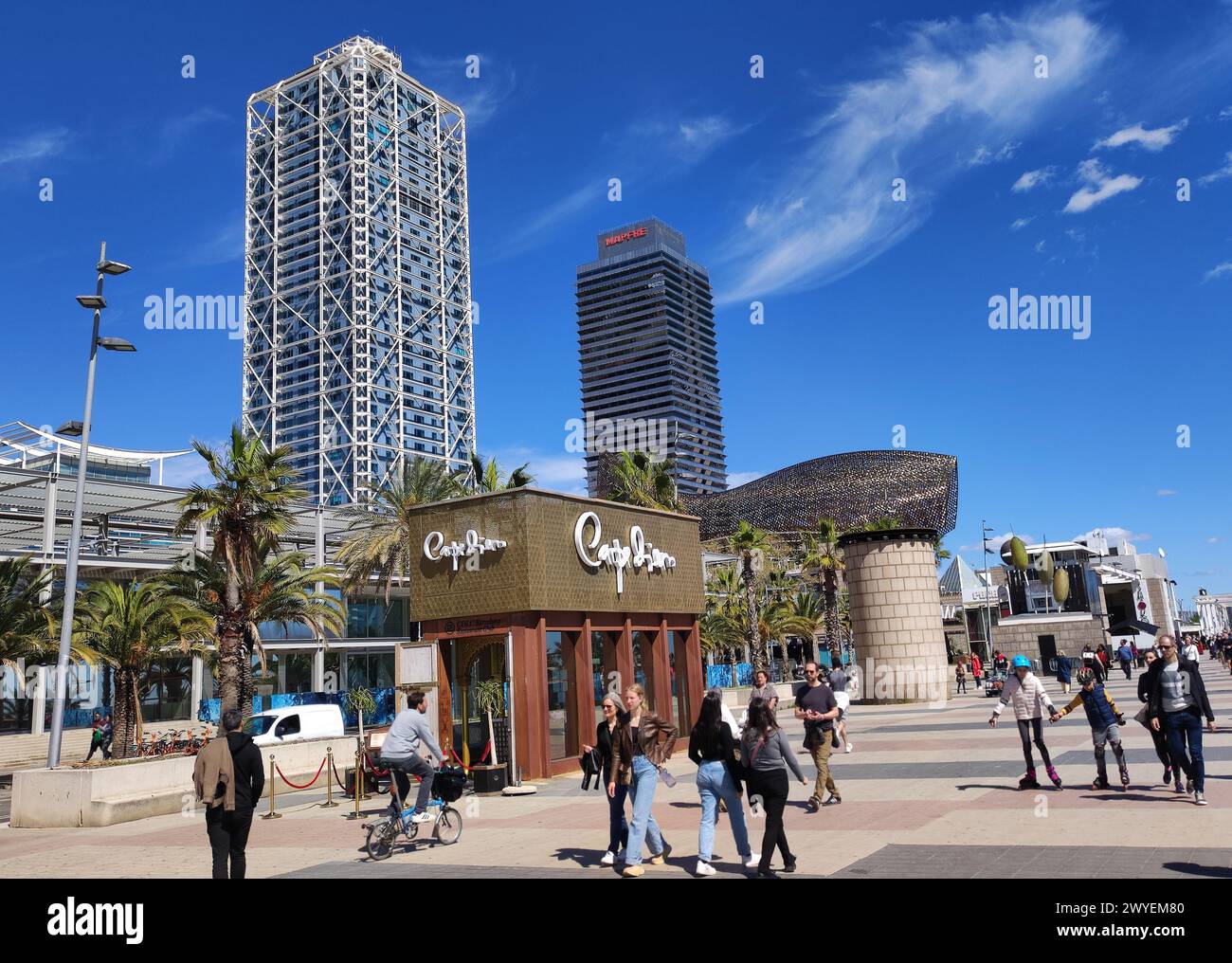 Barcelona: Twin Towers (Hotel Arts and Torre Mapfre), Carpe Diem restaurant (CDLC) and sculpture 'Golden Fish' by Frank Gehry, in the Olympic Port are Stock Photo