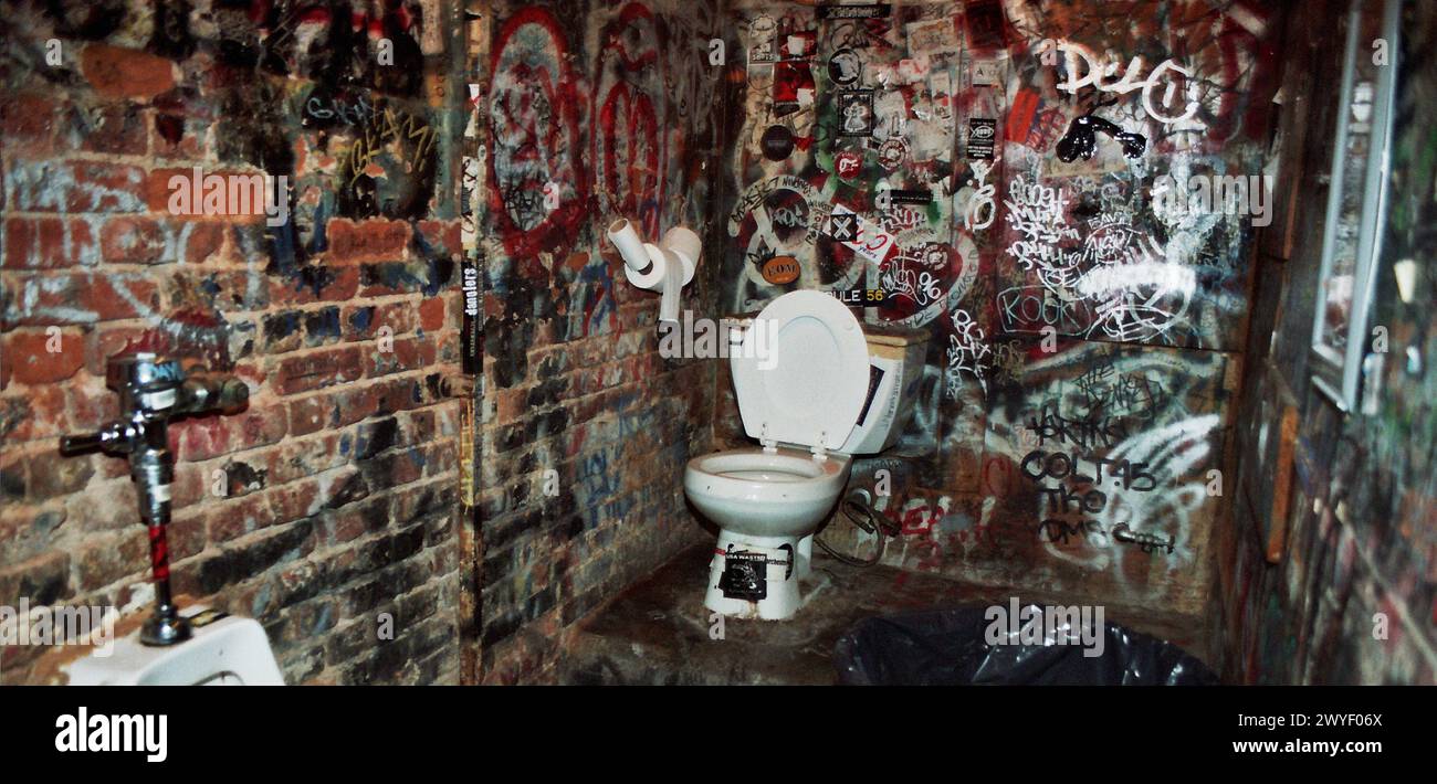 New York America 30th July 2004 Toilets in CBGB & OMFUG club The name CBGB was a combination of Country, Bluegrass, Blues. OMFUG stands for 'Other Music For Uplifting Gourmandizer A Gourmandizer is a person who is devoted to eating and drinking to excess. The club closed in October 2006 (c)Ged Noonan/Alamy Stock Photo