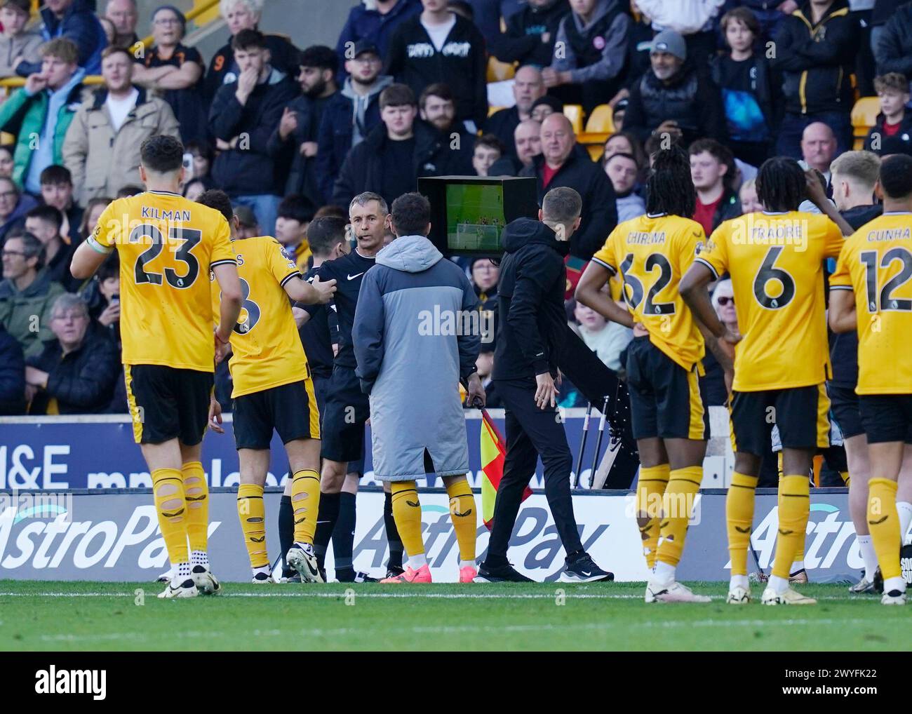 Var Check Wolves Var football wolves hi-res stock photography and images - Alamy