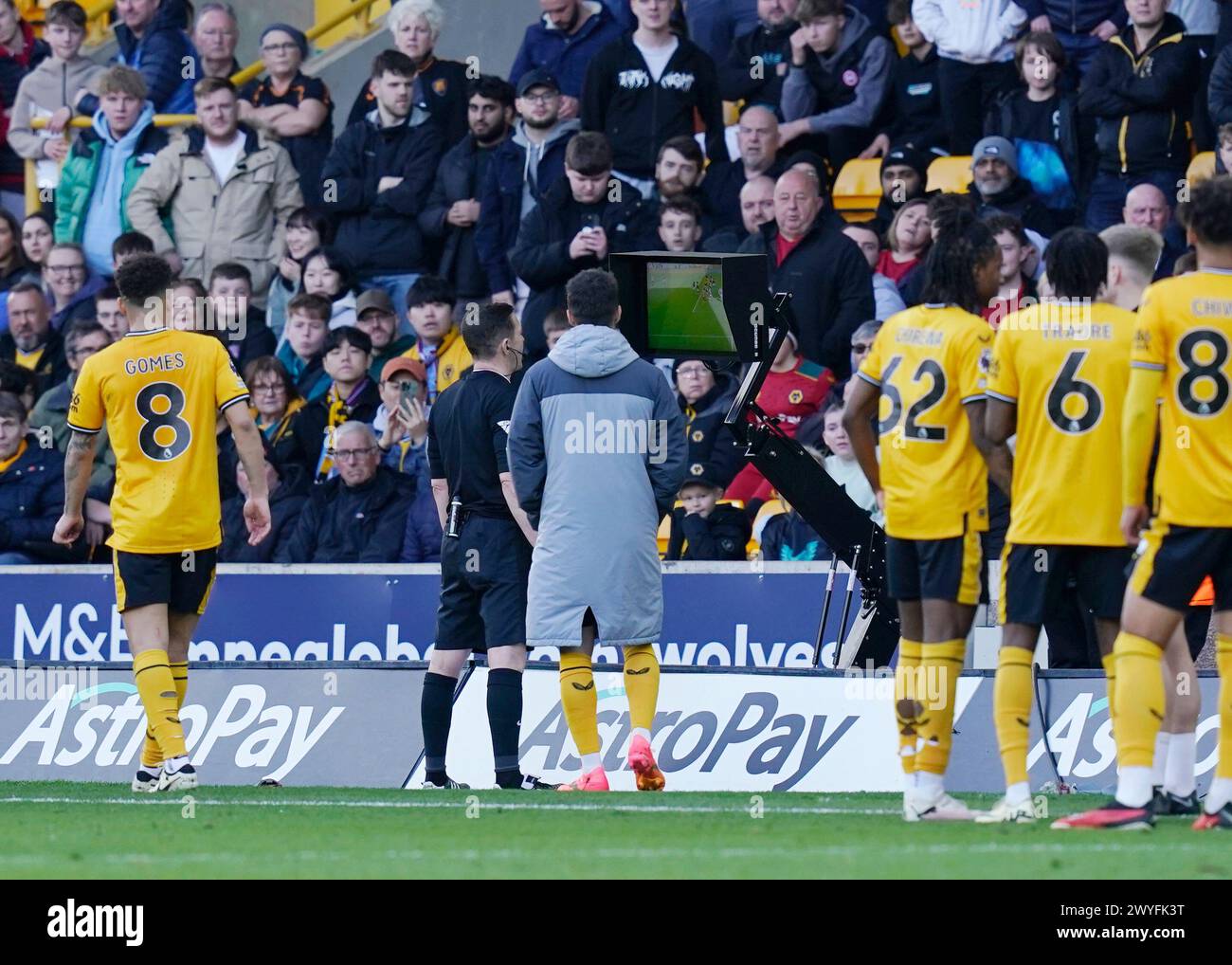 Var Check Wolves Var football wolves hi-res stock photography and images - Alamy