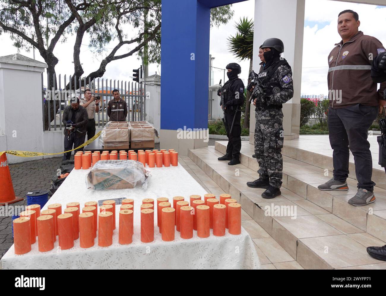 CUENCA-OPERATIVO-ALMACENAMIENTO EXPLOSIVOS Cuenca,Ecuador 6 de abril de 2024 La Direccion General de Inteligencia DGI y Policia Judicial tras labores de investigacion localizaron una vivienda donde se almacenaba explosivos, ademas se encontro una granada, balas de fusil, entre otros. Un venezolano que era parte de la agrupacion Los Lobos fue detenido. En la Policia Judicial del Azuay el CoronelWalter Villamarin en rueda de prensa dio detalle de lo que fue el operativo la noche de ayer. foto Boris Romoleroux/API. CLJ-CUENCA-OPERATIVO-ALMACENAMIENTOEXPLOSIVOS-72e026434c24d10a9d0c8a55f49e907f *** Stock Photo