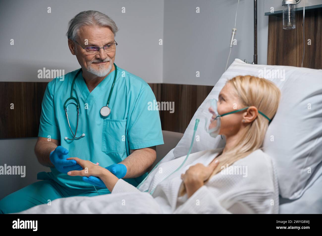 Hospitalized oxygen iv hi-res stock photography and images - Alamy