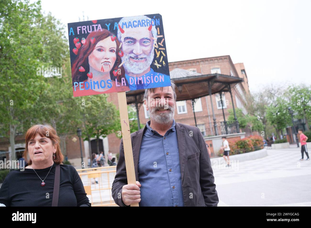 protesters outside the PP headquarters to demand the resignation of Isabel Díaz Ayuso due to her