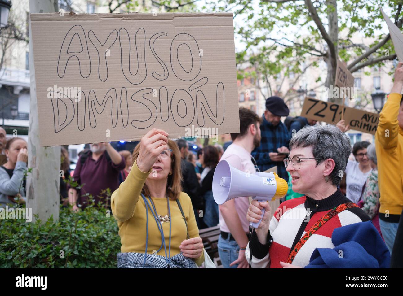 protesters outside the PP headquarters to demand the resignation of
