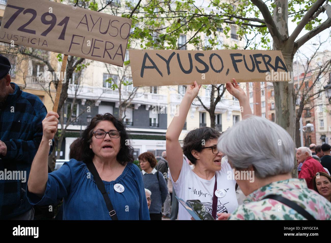protesters outside the PP headquarters to demand the resignation of