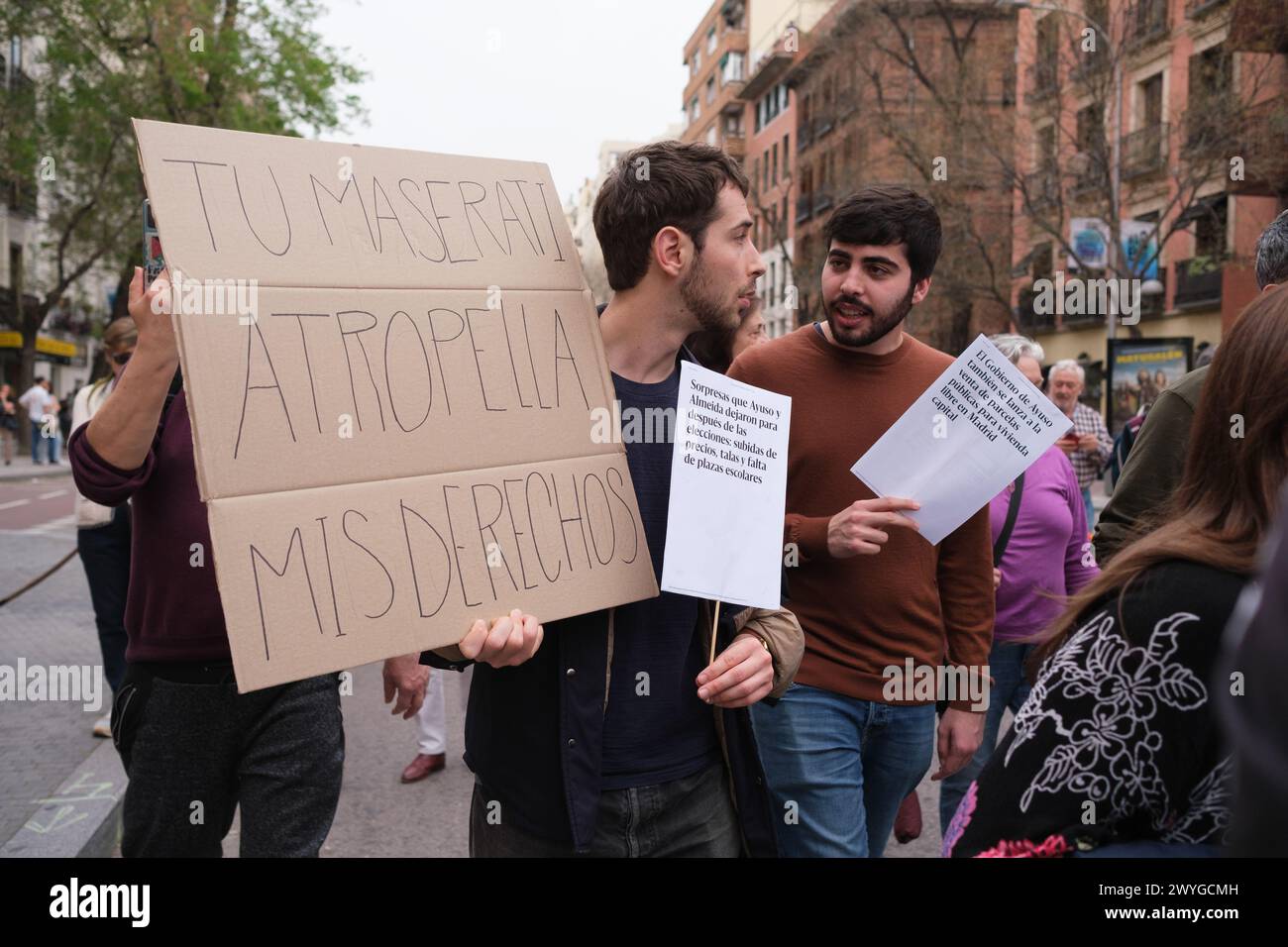 protesters outside the PP headquarters to demand the resignation of
