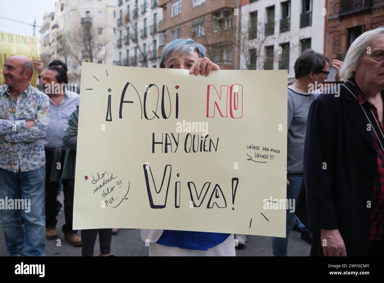 protesters outside the PP headquarters to demand the resignation of