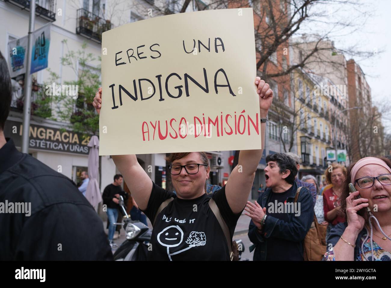 protesters outside the PP headquarters to demand the resignation of