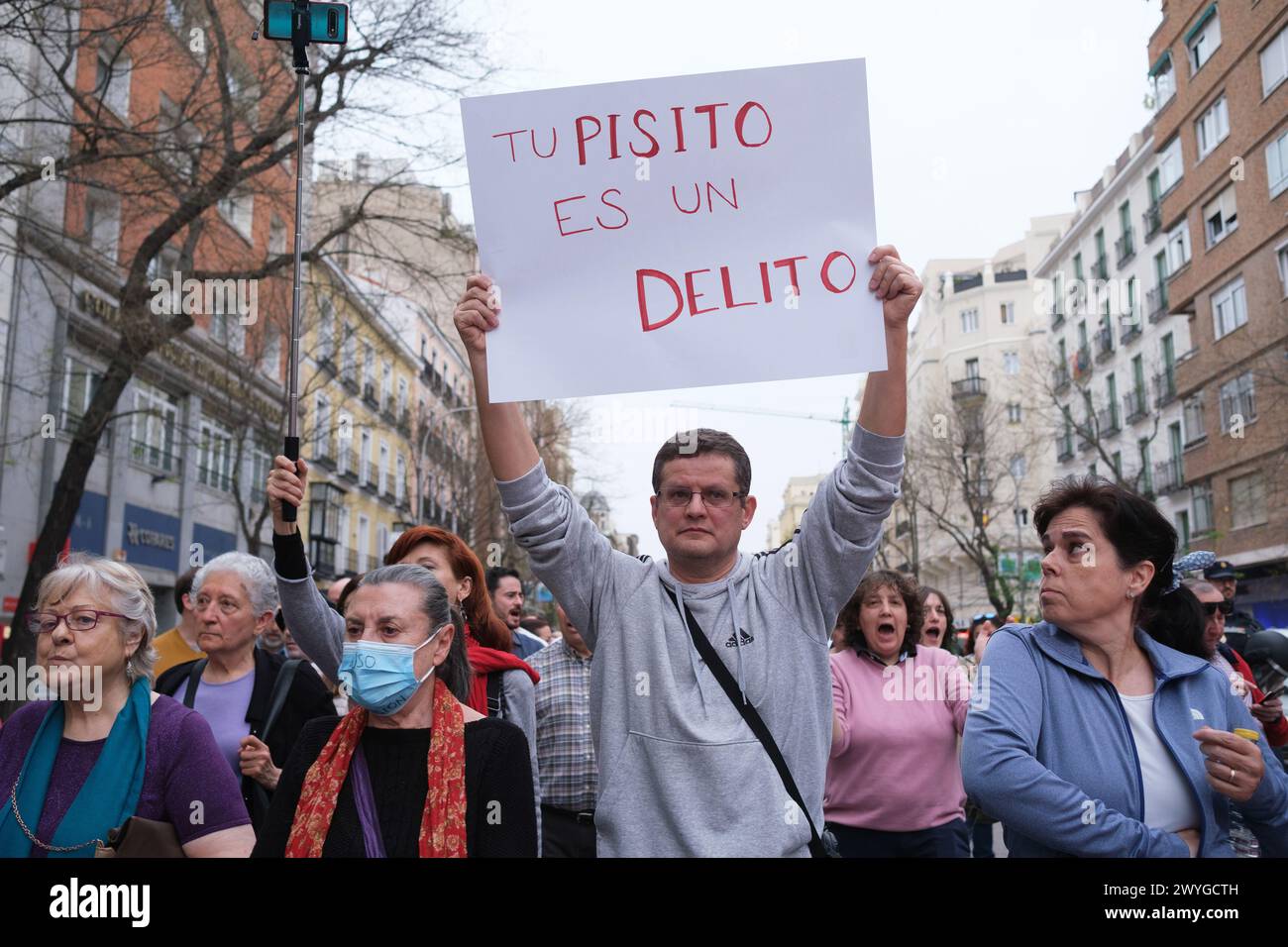 protesters outside the PP headquarters to demand the resignation of