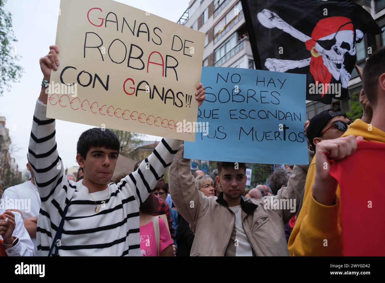 protesters outside the PP headquarters to demand the resignation of Isabel Díaz Ayuso due to her