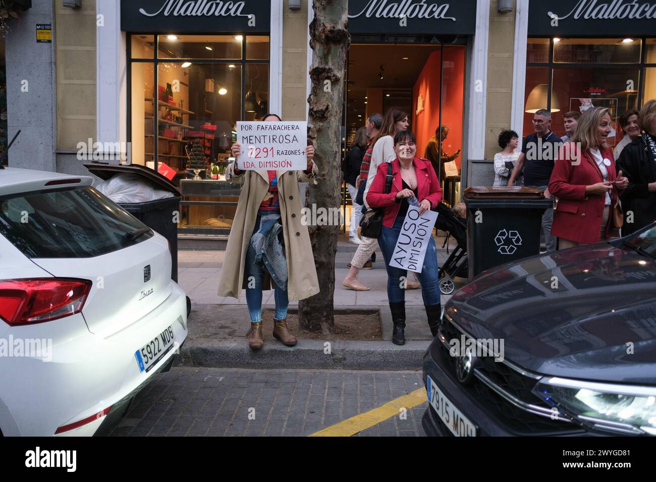 protesters outside the PP headquarters to demand the resignation of
