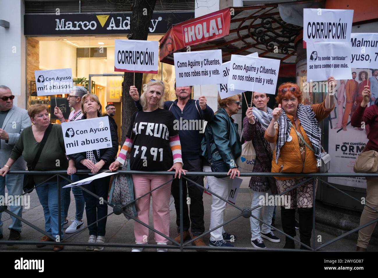 protesters outside the PP headquarters to demand the resignation of