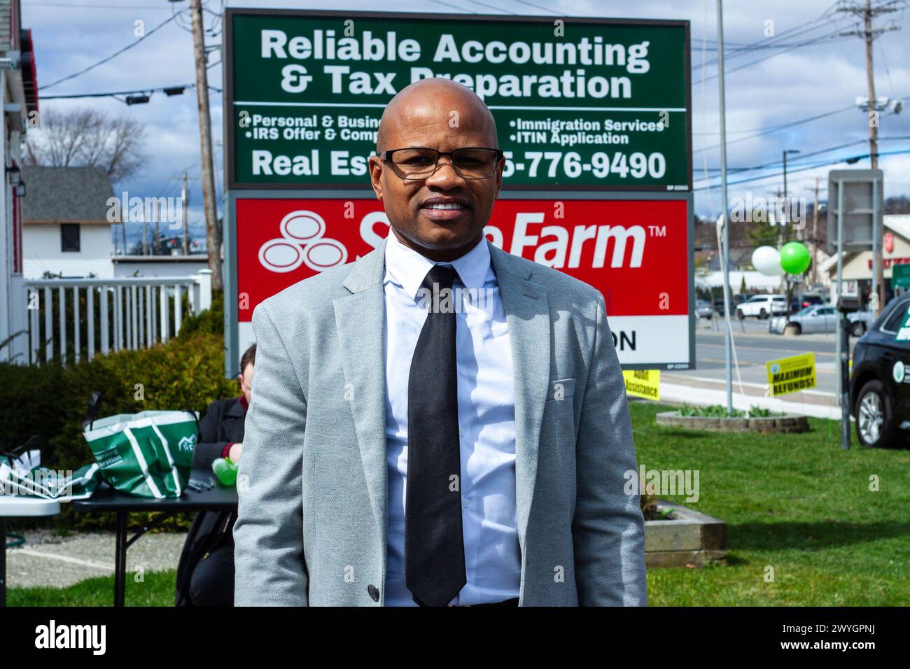 Middletown, NY, USA. 6 April, 2024. Warren Shelley at the Tax Deadline