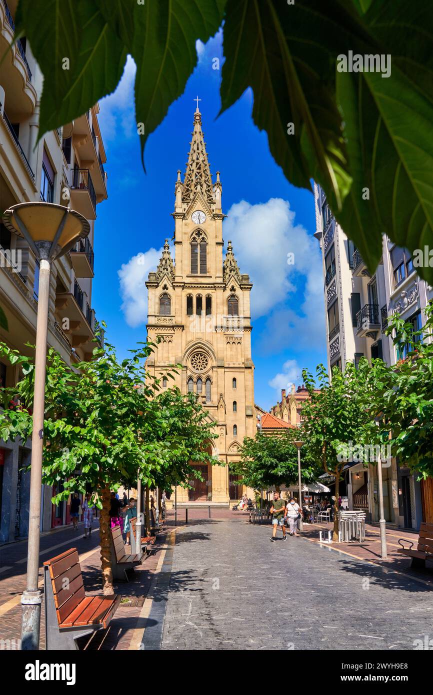 Calle Padre Larroca y parroquia de San Ignacio, Barrio de Gros, uno de los barrios comerciales y de mas ambiente de la ciudad, Donostia, San Sebastián, Gipuzkoa, País Vasco, España, Europa,. Stock Photo