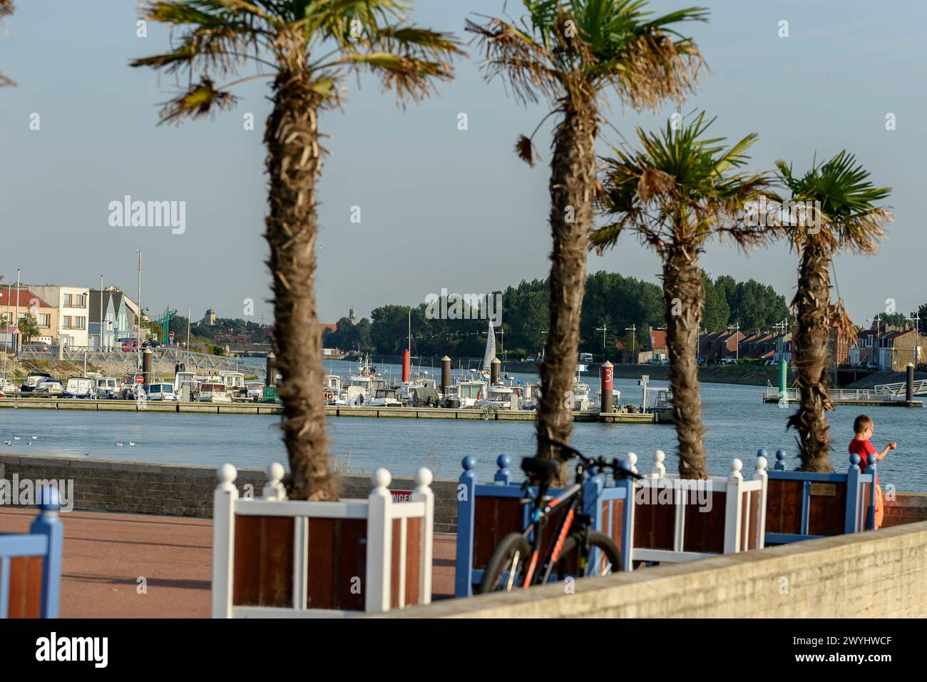 Beach, pharo and cabins in PetitFort Philippe nearby Gravelines La