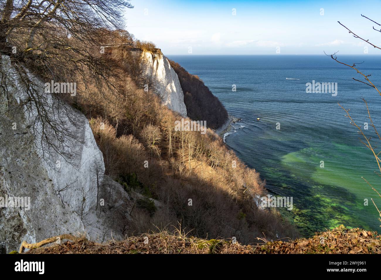Der Kreidefelsen Königsstuhl mit Aussichtsplattform Skywalk an der ...
