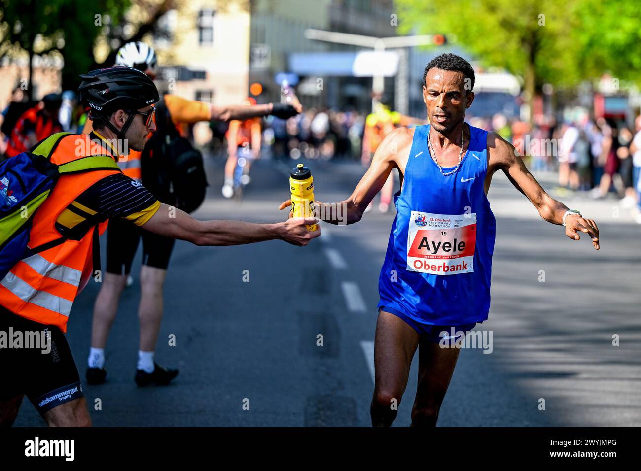 Linz, AUT, Leichtathletik, Oberbank Linz Donau Marathon 2024, im Bild ...